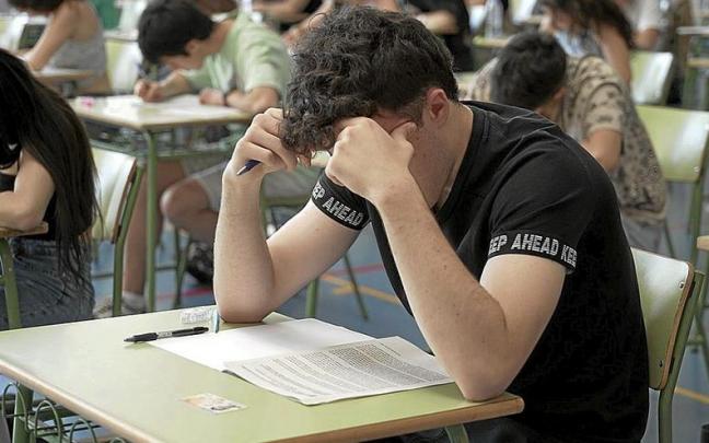Un estudiante realiza uno de los exámenes de la EBAU del curso académico 2021-2022. | FOTO: EUROPA PRESS
