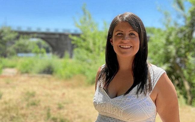 La alcaldesa de Lodosa, Lourdes San Miguel, en el parque El Ferial. | FOTO: M.S.G.