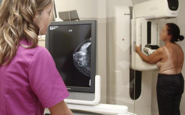 Imagen de archivo de una mujer someti&eacute;ndose a una mamograf&iacute;a.