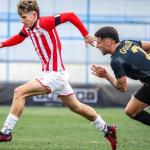 Mikel Goti conduce el bal&oacute;n en la visita al Intercity.