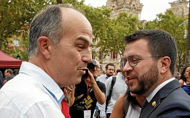 Jordi Turull y Pere Aragonès se saludan en el acto de Òmnium Cultural durante la Diada. | FOTO: EFE Jordi Turull y Pere Aragonès se saludan en el acto de Òmnium Cultural durante la Diada. | FOTO: EFE