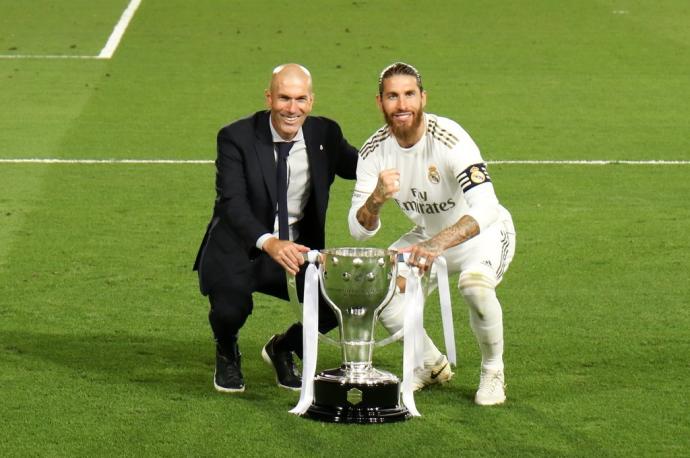 Sergio Ramos posa con Zidane con el título de Liga de la temporada 2019-20.