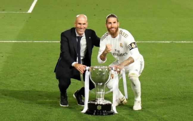 Sergio Ramos posa con Zidane con el título de Liga de la temporada 2019-20. Sergio Ramos posa con Zidane con el título de Liga de la temporada 2019-20.