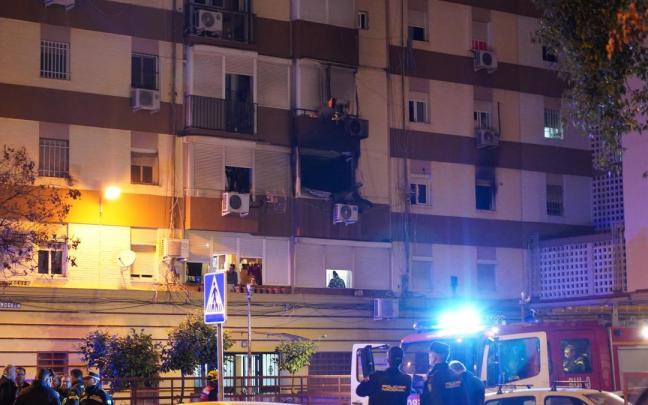 El incendio ha afectado a la segunda planta de un edificio en Sevilla. El incendio ha afectado a la segunda planta de un edificio en Sevilla.