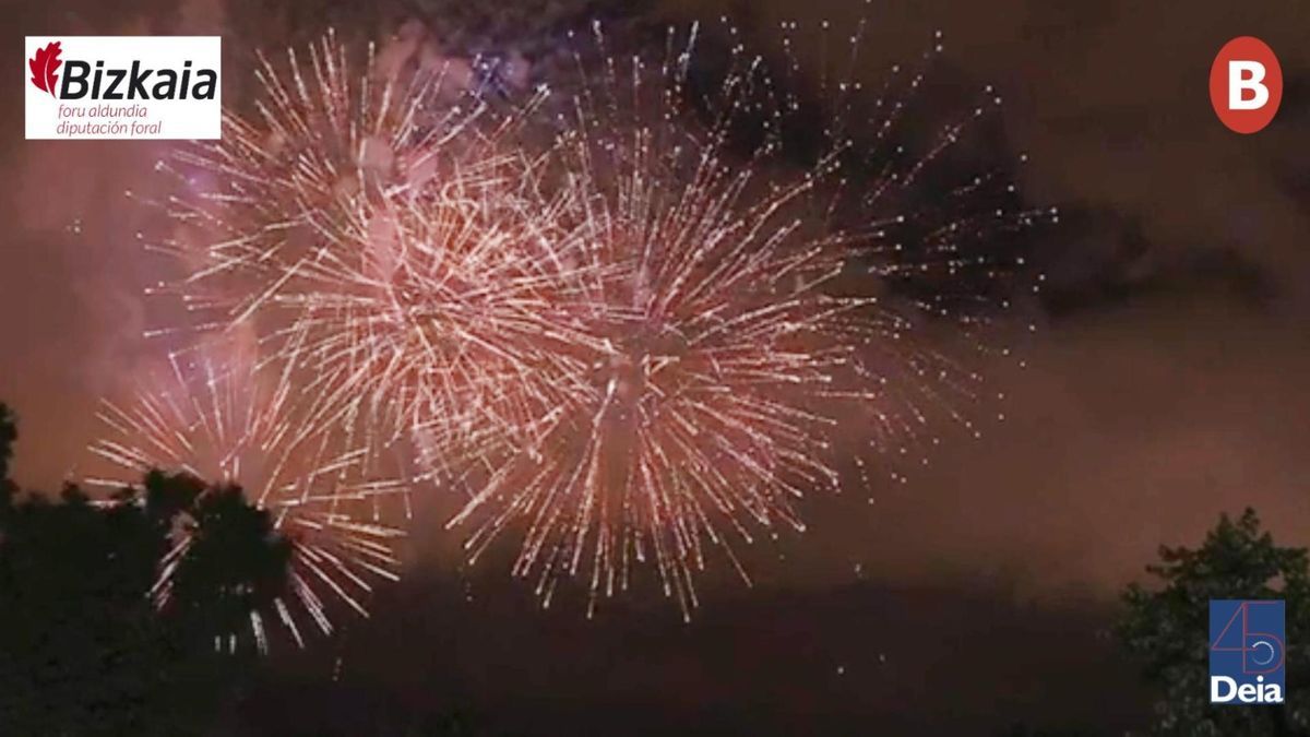 La Pirotecnia Turis de Valencia ilumina la primera noche de Aste Nagusia