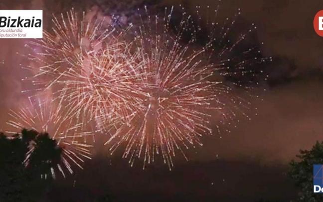 La Pirotecnia Turis de Valencia ilumina la primera noche de Aste Nagusia