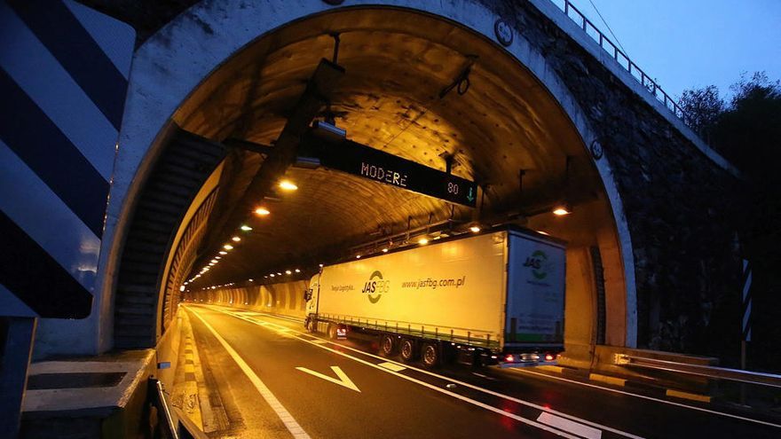 Un camión circulando por los túneles de Belate.