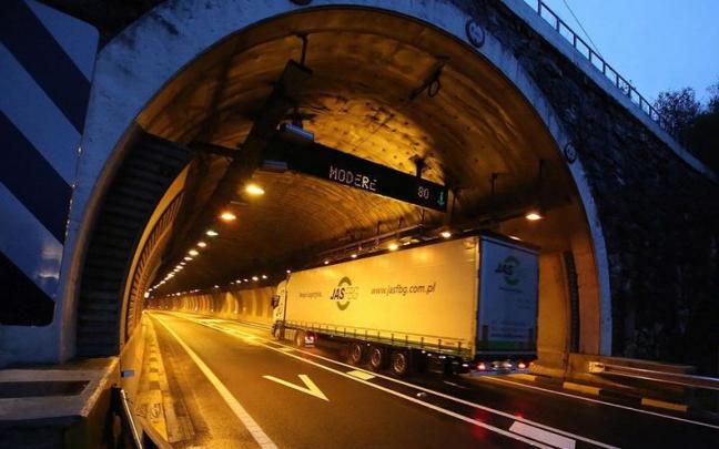 Un camión circulando por los túneles de Belate. Un camión circulando por los túneles de Belate.