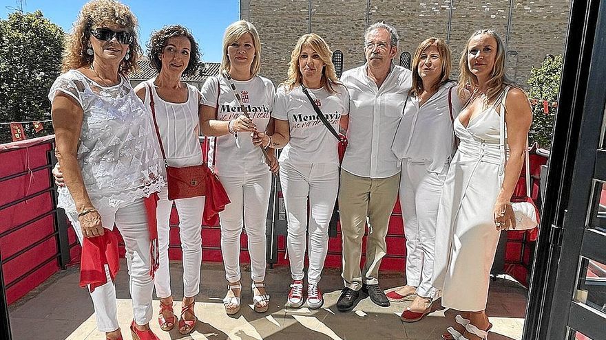Los encargados de lanzar el cohete compartido, en el balcón consistorial justo antes de las 13.00 horas.