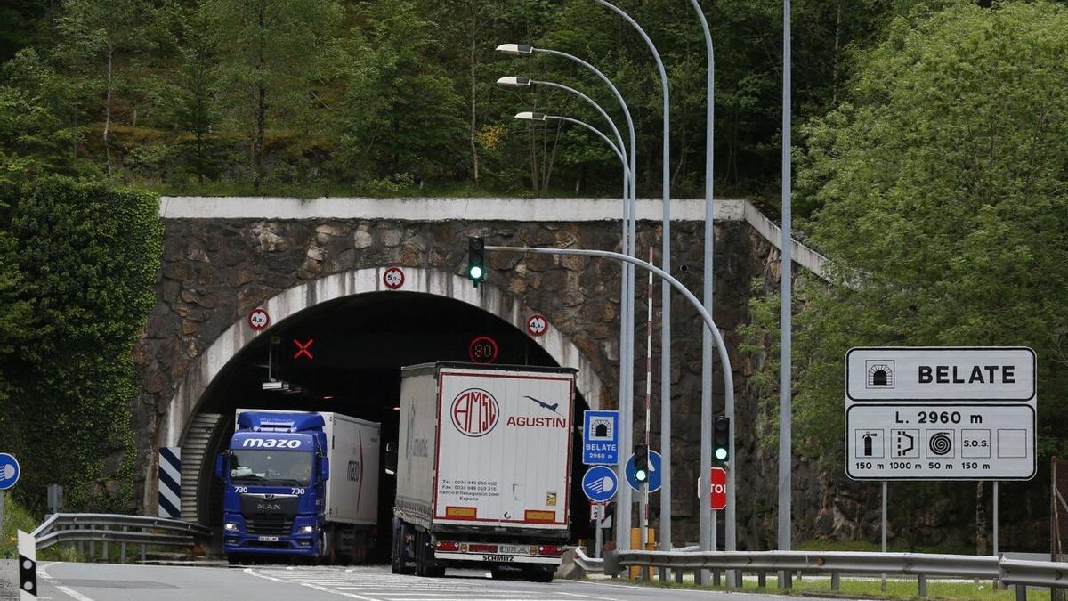 Camiones circulando por el actual túnel de Belate