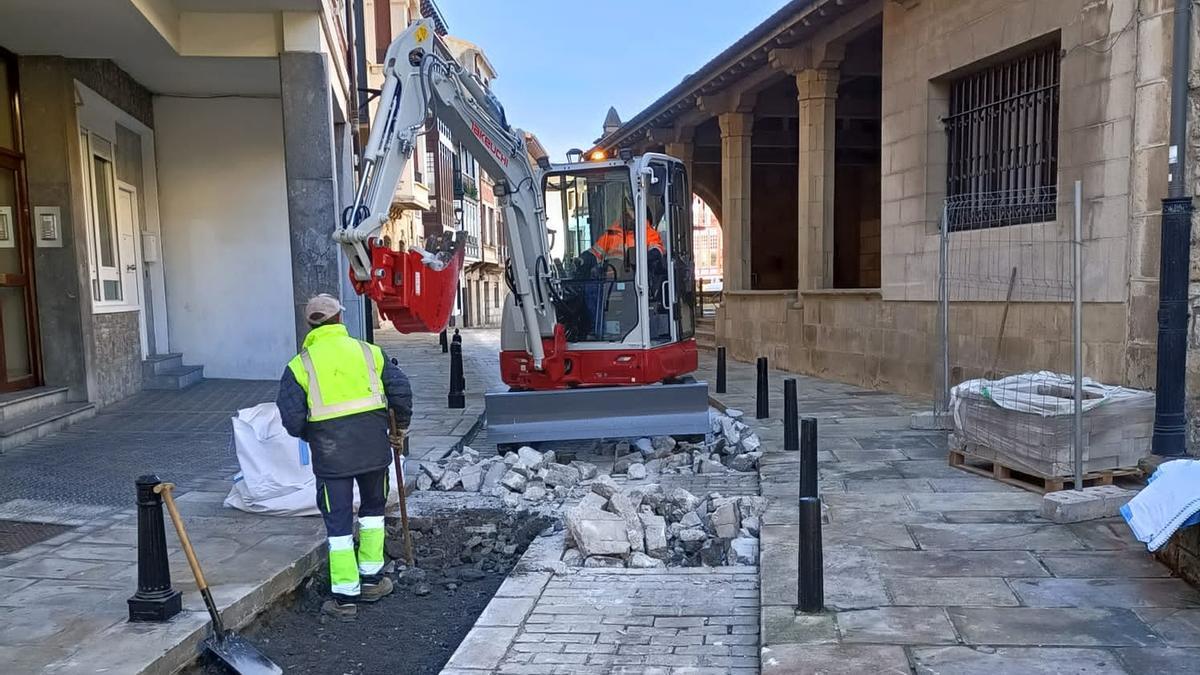 La mejora del pavimento en el casco viejo ya está en marcha.