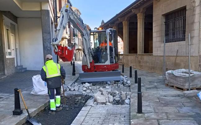 La mejora del pavimento en el casco viejo ya está en marcha. La mejora del pavimento en el casco viejo ya está en marcha.