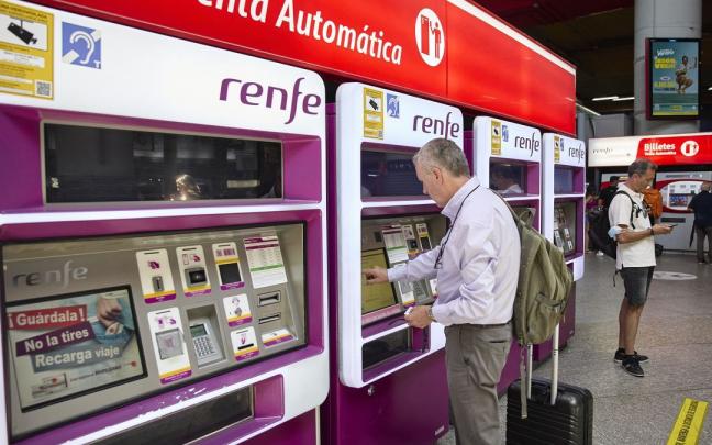Una persona en una de las máquinas de venta de billetes en la estación Madrid-Atocha Cercanías. Una persona en una de las máquinas de venta de billetes en la estación Madrid-Atocha Cercanías.