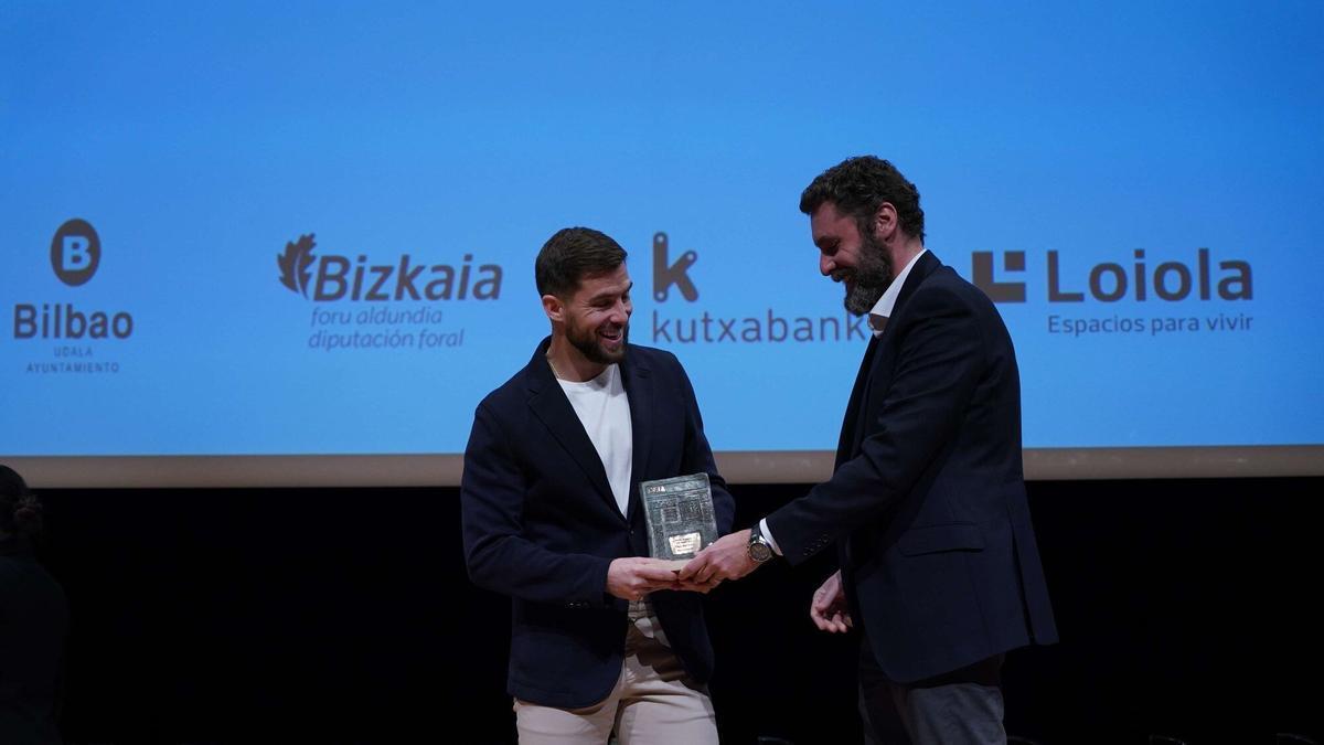 Iñigo Martínez recibe el premio ALSE al jugador más seguro que ha otorgado DEIA.