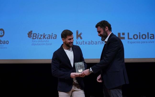 Iñigo Martínez recibe el premio ALSE al jugador más seguro que ha otorgado DEIA. Iñigo Martínez recibe el premio ALSE al jugador más seguro que ha otorgado DEIA.