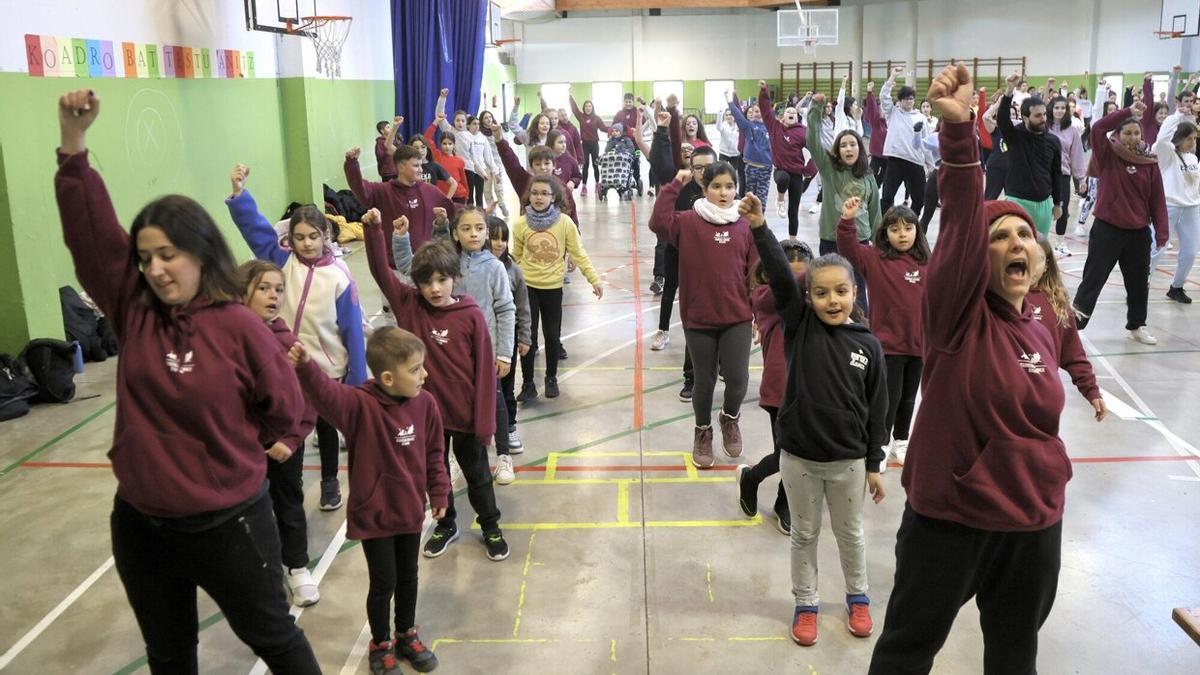 La comparsa Eureka, en su ensayo de ayer.