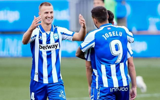 Ely celebra un gol durante su etapa en el Alavés