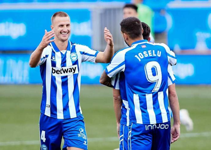 Rodrigo Ely celebra un gol con el Alavés