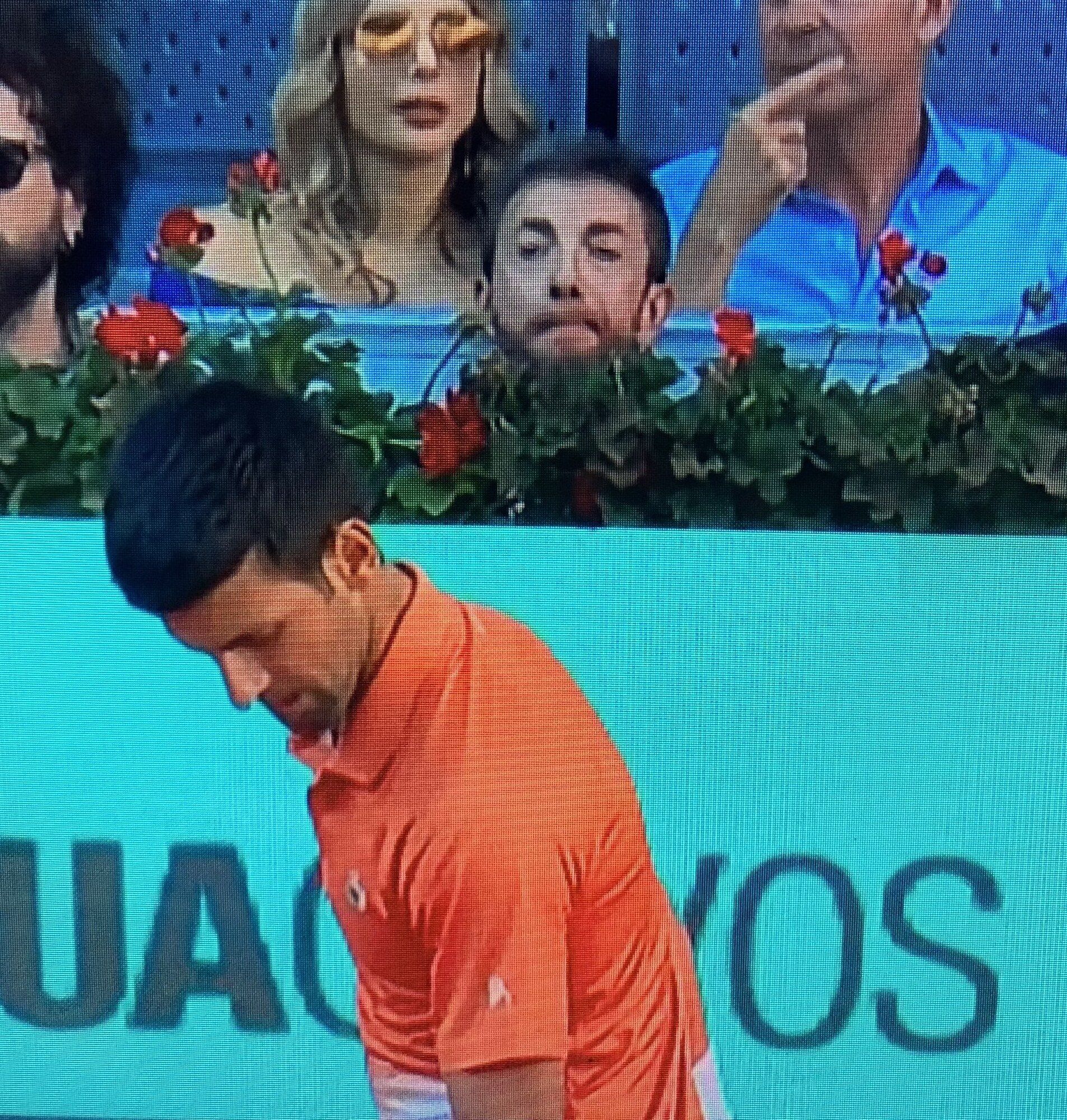 Pablo Motos intentando ver el tenis.