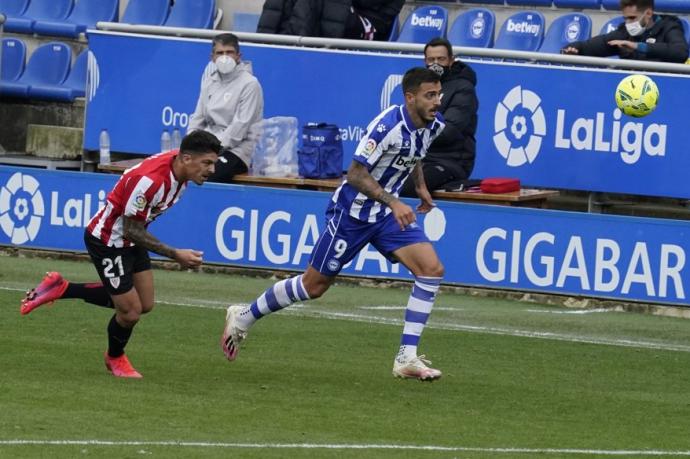 Capa persigue a Joselu durante el Alavés-Athletic del curso pasado