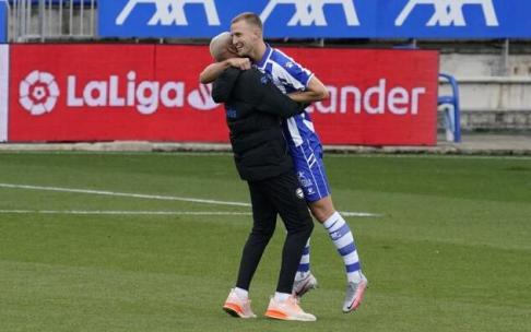 Ely celebra con Deyverson la permanencia del Alavés