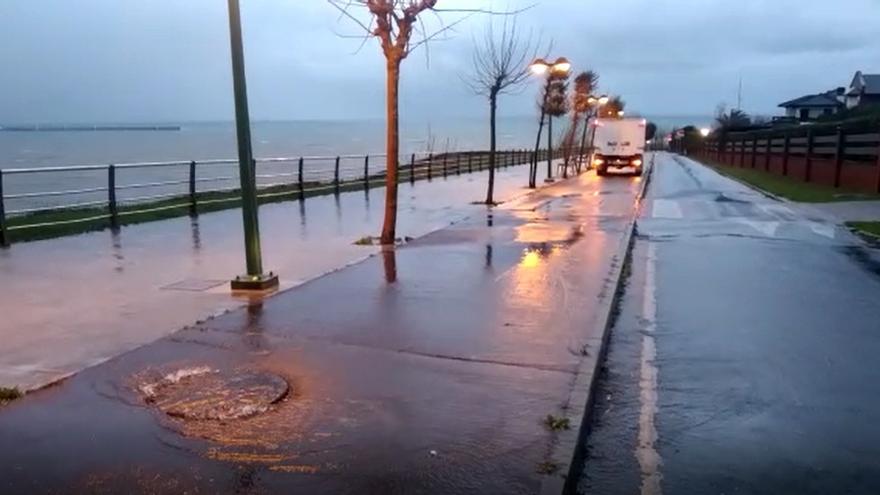 Las fuertes lluvias desbordan una alcantarilla en el paseo de Aixerrota