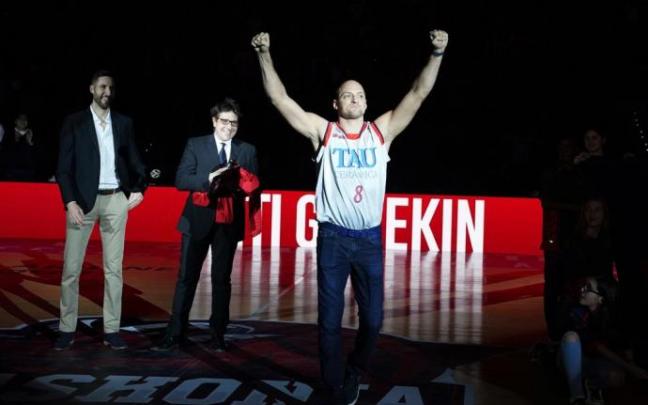 Rakocevic muestra una camiseta del antiguo TAU durante un homenaje en el Buesa junto a Sergi Vidal Rakocevic muestra una camiseta del antiguo TAU durante un homenaje en el Buesa junto a Sergi Vidal