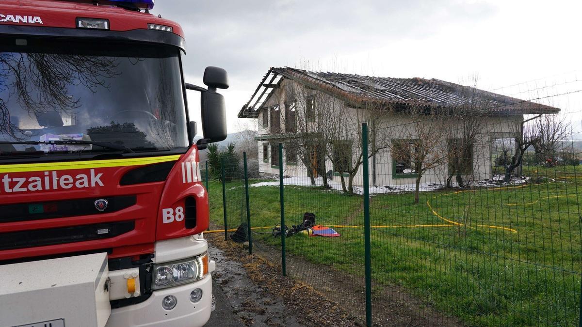 El pasado día 7 una vivienda unifamiliar, situada en el barrio de Iturribaltzaga, de Mungia, que se encontraba vacía en ese momento, fue presa de las llamas.