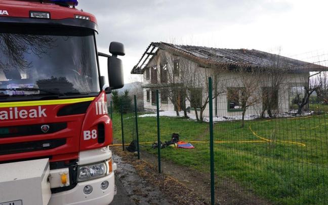 El pasado día 7 una vivienda unifamiliar, situada en el barrio de Iturribaltzaga, de Mungia, que se encontraba vacía en ese momento, fue presa de las llamas. El pasado día 7 una vivienda unifamiliar, situada en el barrio de Iturribaltzaga, de Mungia, que se encontraba vacía en ese momento, fue presa de las llamas.