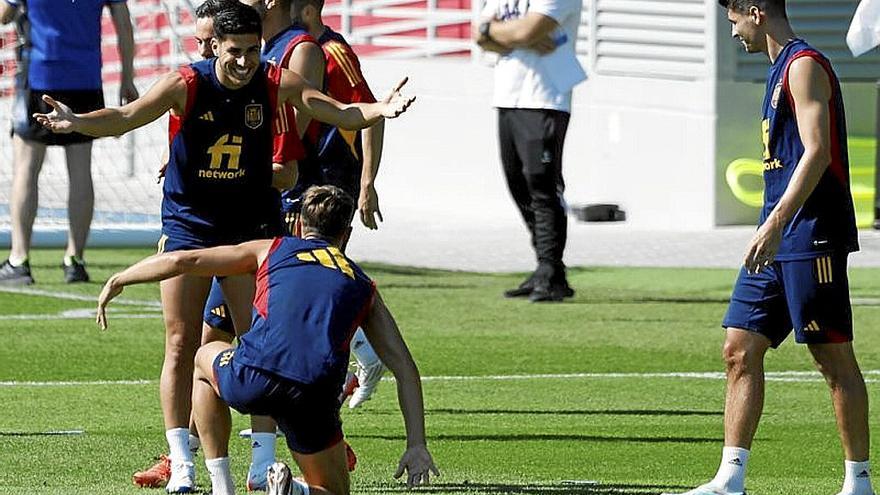 Marco Asensio bromea durante el entrenamiento de ayer. | FOTO: EFE