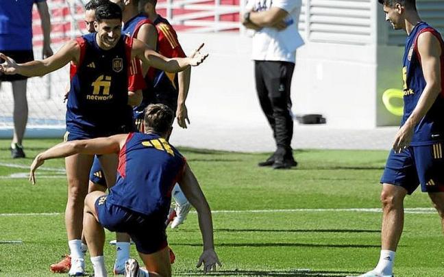 Marco Asensio bromea durante el entrenamiento de ayer. | FOTO: EFE