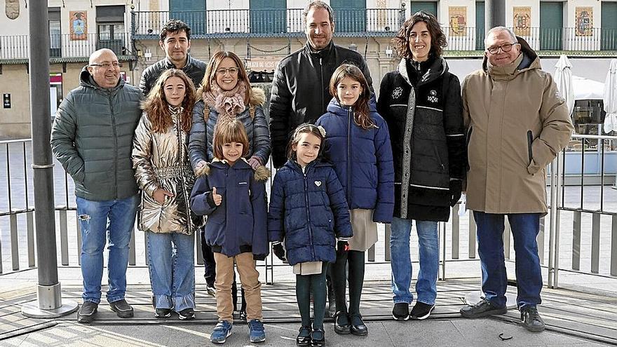 Los protagonistas (en el centro) con sus familias y los organizadores Terrén (izquierda) y Vallejo (derecha).