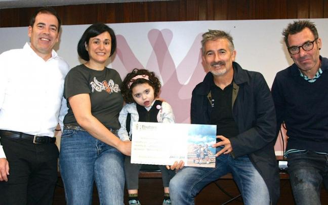 El alcalde, Julene y su amatxu y los atletas solidarios Javi Conde y Jon Salvador.