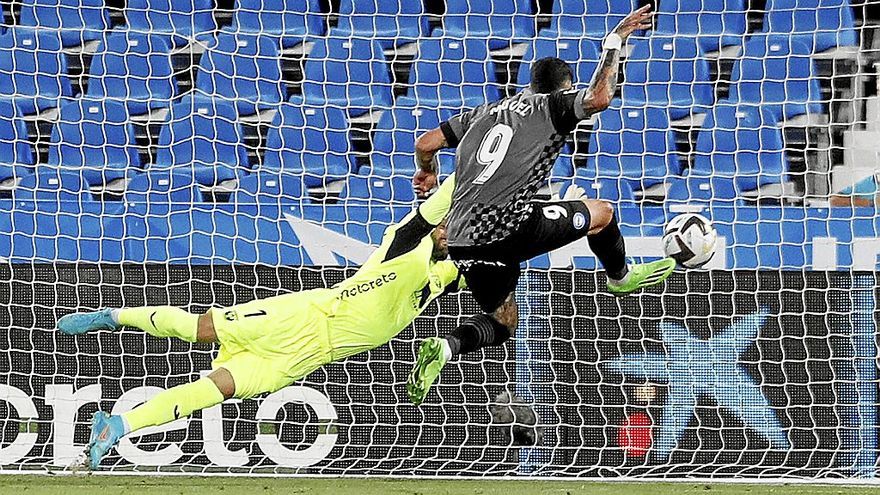 Miguel de la Fuente envía el balón a las mallas en el primer gol babazorro ayer en Butarque. | FOTO: ÁREA 11