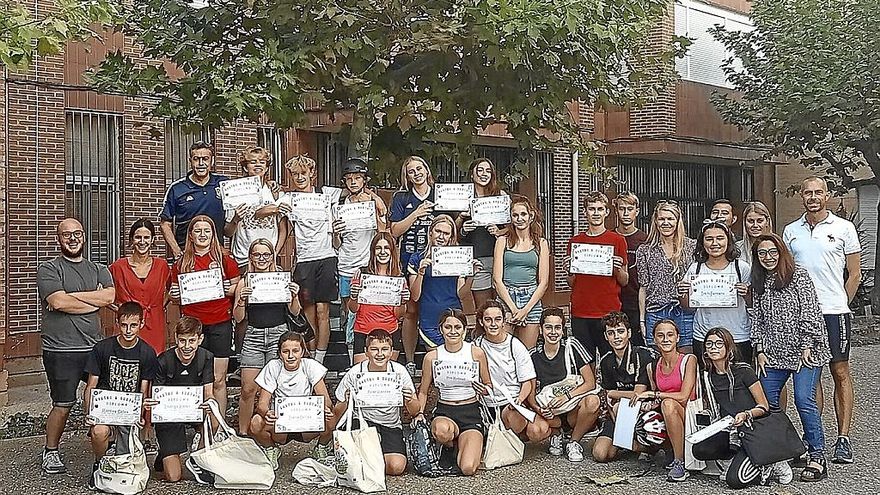 Los estudiantes daneses y los lodosanos, junto a los docentes, en el patio del IES Pablo Sarasate.