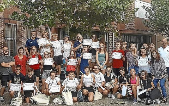 Los estudiantes daneses y los lodosanos, junto a los docentes, en el patio del IES Pablo Sarasate. Los estudiantes daneses y los lodosanos, junto a los docentes, en el patio del IES Pablo Sarasate.