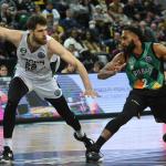 Adam Smith penetra a canasta en el duelo ante el Darussafaka.