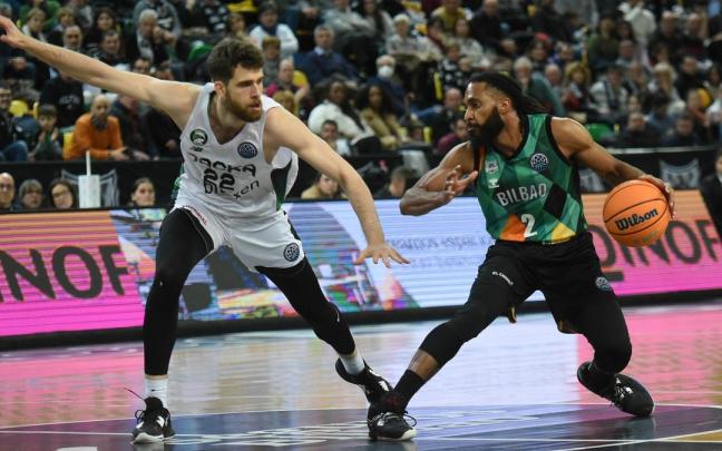 Adam Smith penetra a canasta en el duelo ante el Darussafaka. Adam Smith penetra a canasta en el duelo ante el Darussafaka.