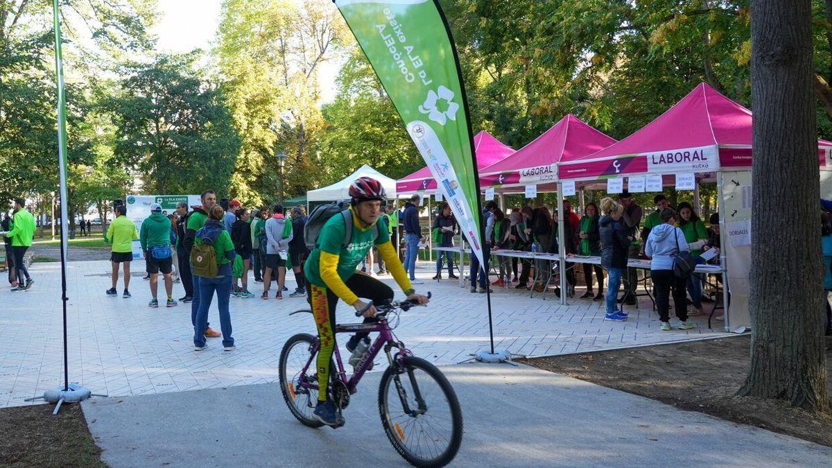 Recogida de dorsales antes del inicio de la carrera popular 'CórrELA'