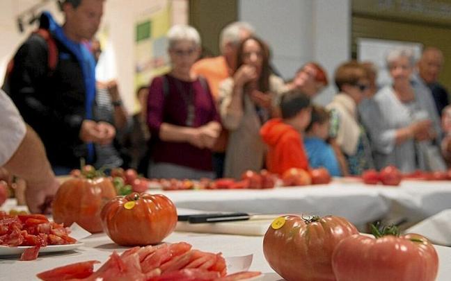 Degustación de tomates en una feria. | FOTO: IÑAKI PORTO