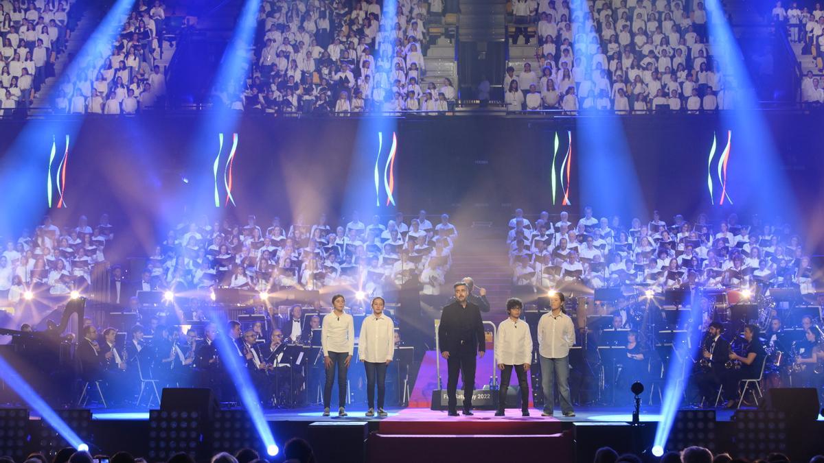 La Banda Municipal de Música de Bilbao, la Sociedad Coral de Bilbao, Gatibu, Kalakan y Maren convirtieron el Bizkaia Arena en una sinfonía coral de emociones
