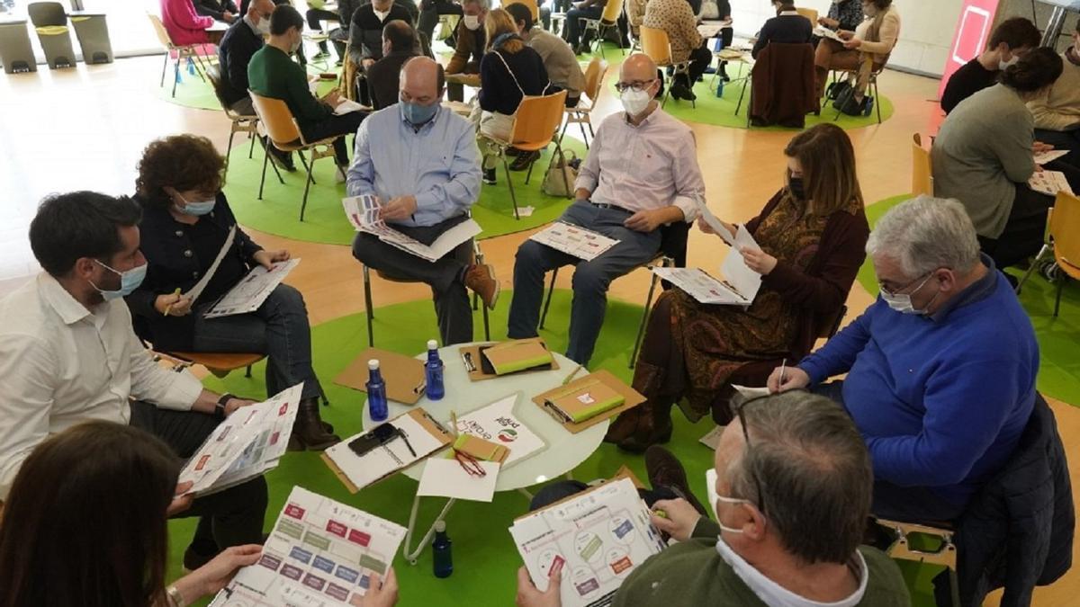 El presidente del EBB del PNV Andoni Ortuzar, en una reuni&oacute;n de Entzunez Eraiki