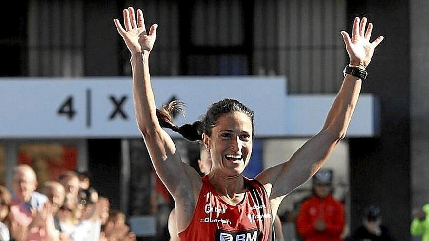 Loyo celebra su victoria en el Medio Maratón de San Sebastián. | FOTO: J.C.