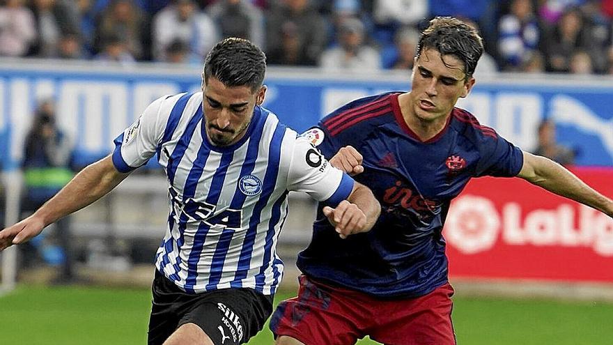 Toni Moya defiende un balón durante el último Alavés-Albacete.