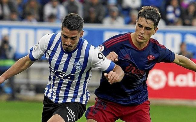 Toni Moya defiende un bal&oacute;n durante el &uacute;ltimo Alav&eacute;s-Albacete.
