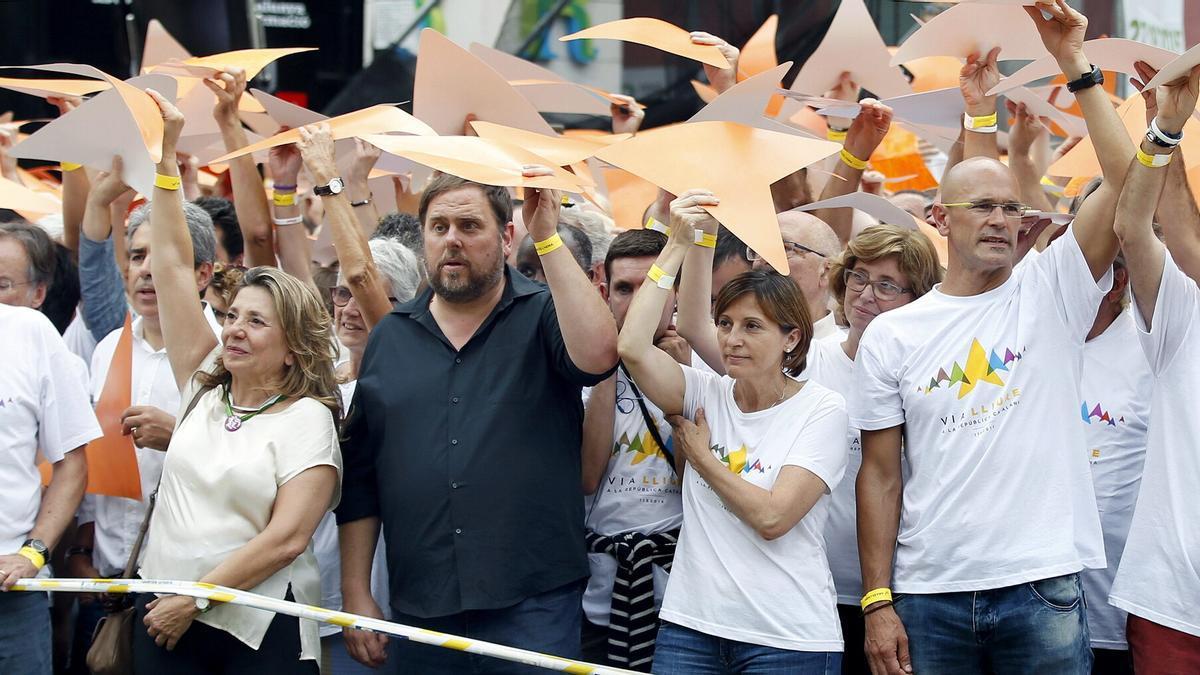 Oriol Junqueras, en el centro, a la cabeza de una manifestación de la Diada.