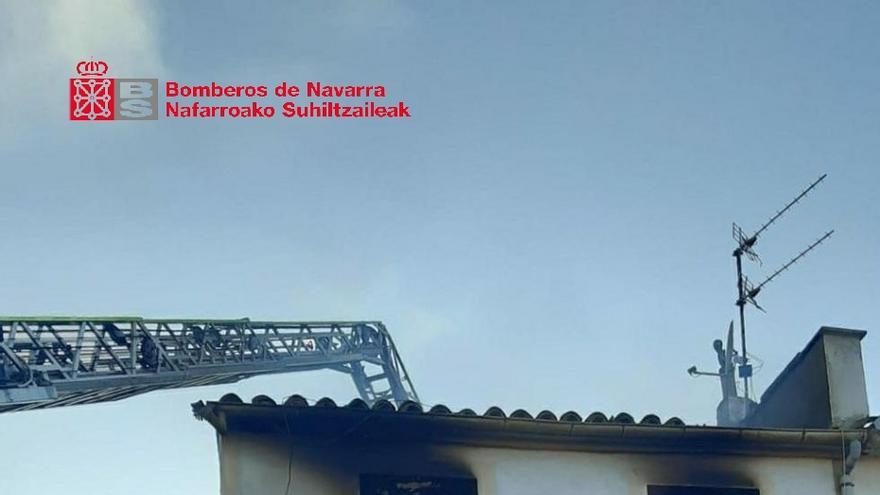 Los bomberos trabajan en la extinción de un incendio en una vivienda de Caparroso