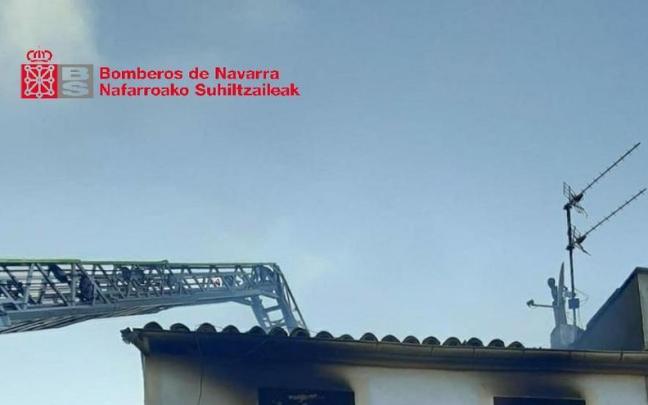 Los bomberos trabajan en la extinción de un incendio en una vivienda de Caparroso Los bomberos trabajan en la extinción de un incendio en una vivienda de Caparroso