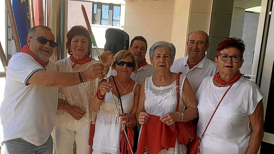 Los representantes del Club de Jubilados de Sartaguda, con el cohete que dio inicio a las fiestas.