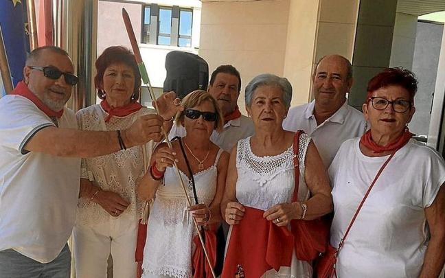 Los representantes del Club de Jubilados de Sartaguda, con el cohete que dio inicio a las fiestas. Los representantes del Club de Jubilados de Sartaguda, con el cohete que dio inicio a las fiestas.